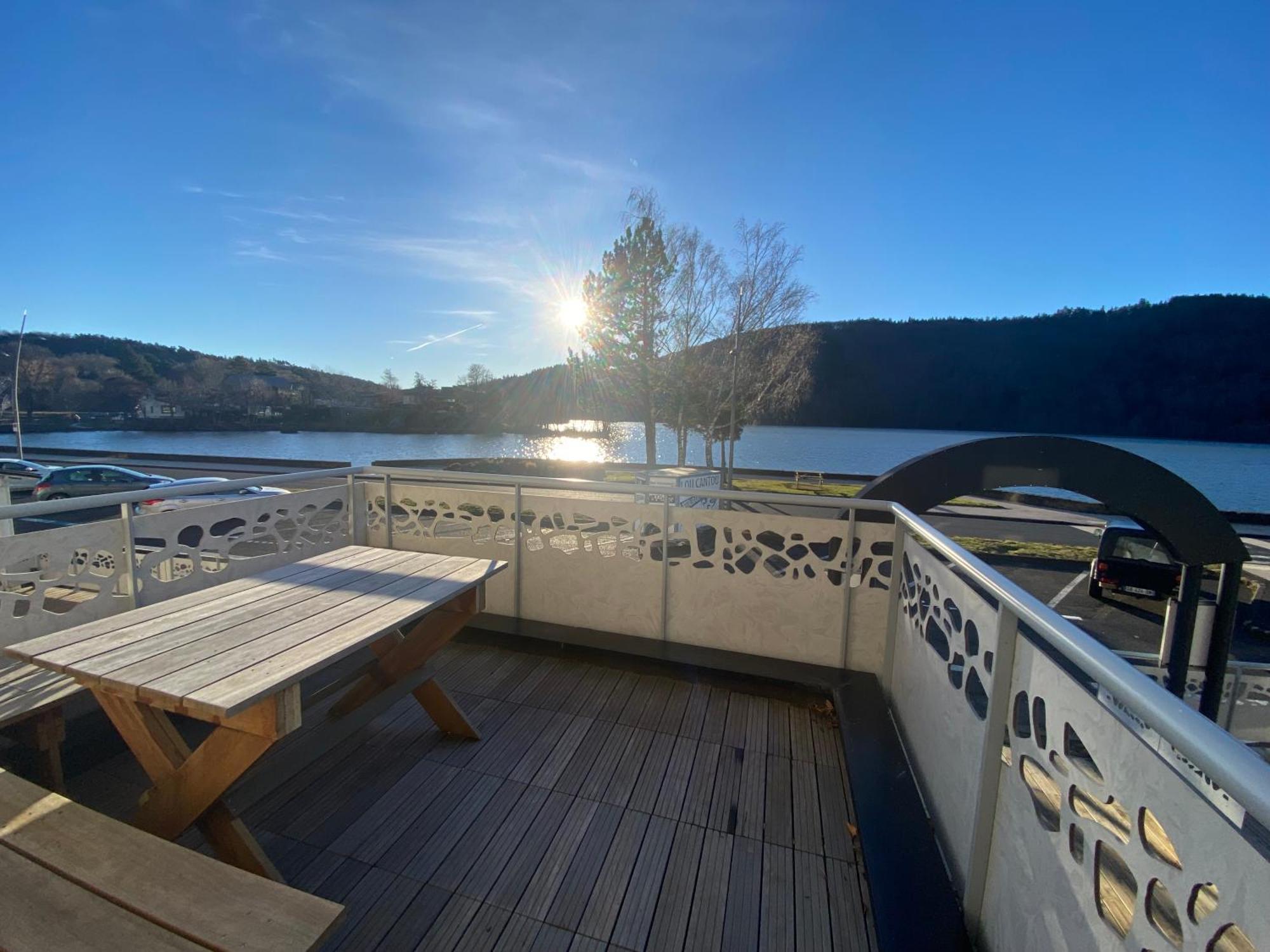 Hotel La Bonne Hotesse Chambon-sur-Lac Exterior photo